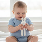 doudou bébé garçon et son doudou lapin
