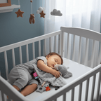 doudou bébé fille avec un Doudou   éléphant gris endormi lit