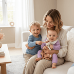 doudou bébé fille famille canapé maman frère bébé