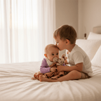 doudou bébé fille bebe assise grand frère bisou bébé lit