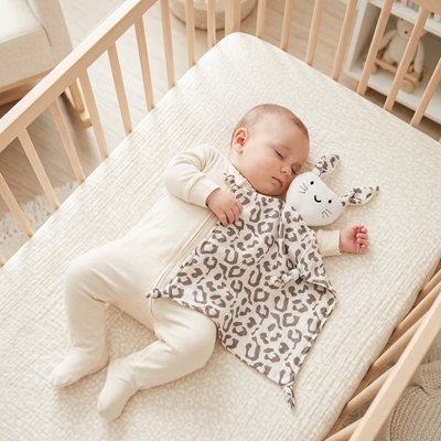 Doudou mixte bebe sure le dos