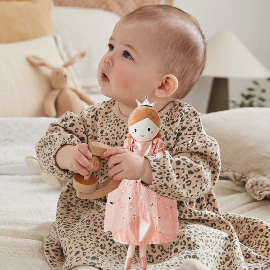 doudou bébé fille avec poupée reine