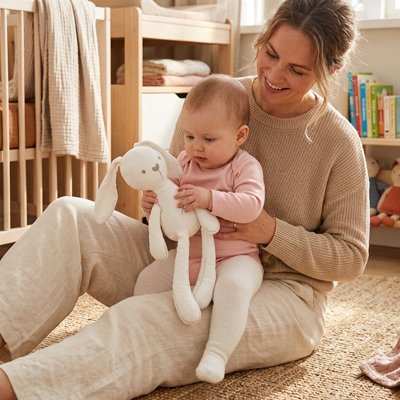 doudou bebe fille assis avec maman et lapin blanc