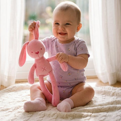doudou bebe fille assis et lapin rose 