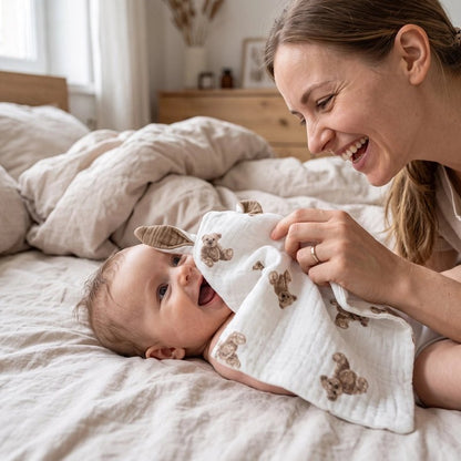 doudou lapin super douce et  maman rigole avec bebe 