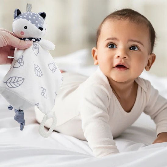 doudou pour bebe renard avec petit garcon curieux