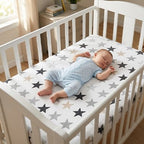 Drap housse lit bebe bebe sur son dos qui sommeil 