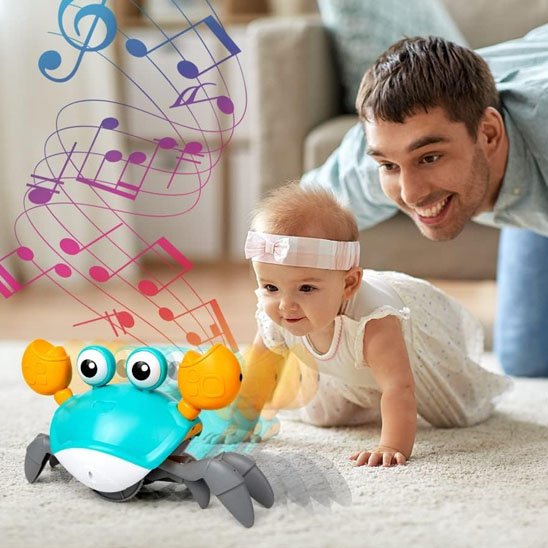 eveil musical bebe fillette qui rampe avec papa