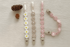 Flat lay 3 modèles attache-sucette marguerites