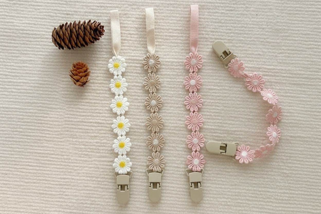 Flat lay 3 modèles attache-sucette marguerites