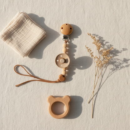 clip sucette
Flat lay attache tétine bois naturel