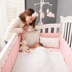 Tour de Lit Rose Doux Rosée - Cocon Douillet
tour de lit bebe rose Grande sœur avec bébé qui dort, toutou, coussins et mobile