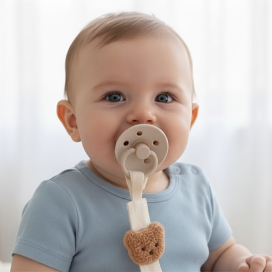 attache tétine en Gros plan bébé avec attache-sucette ourson