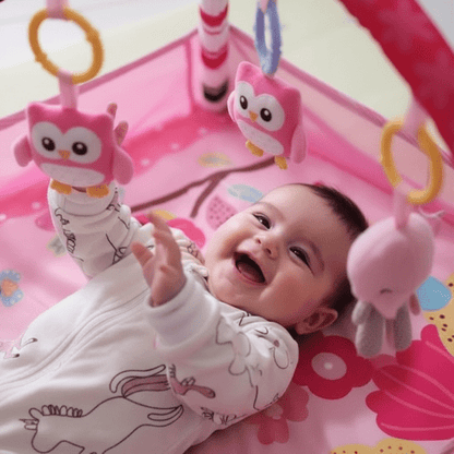 tapis d eveil
Gros plan bébé fille rose
