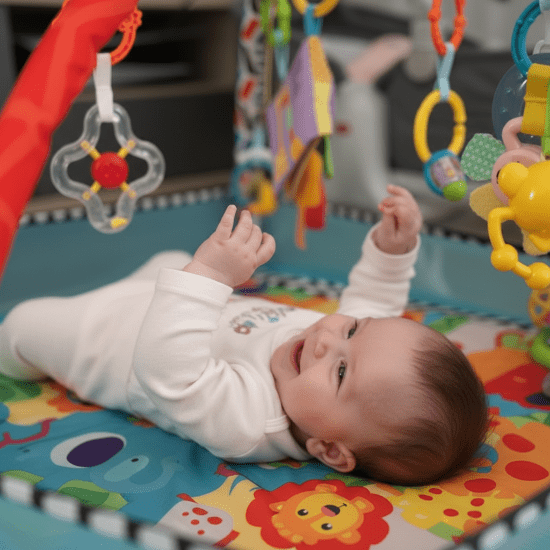tapis d eveil
gros plan bébé rouge bleu