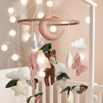 Mobile pour bébé et Gros plan mobile biche papillons roses