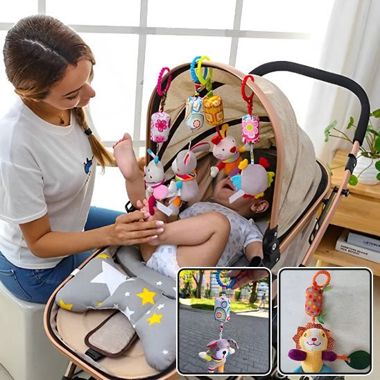  hochet bebe et maman heureuse qui rigole avec son petit dans une poussette 