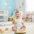 hochets bébé qui sourit dans sa chambre 