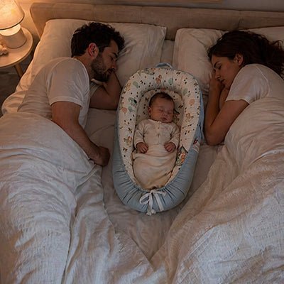 Réducteur de lit cododo avec maman et papa au centre