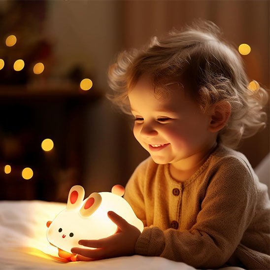lapin Veilleuse bébé fille sourire