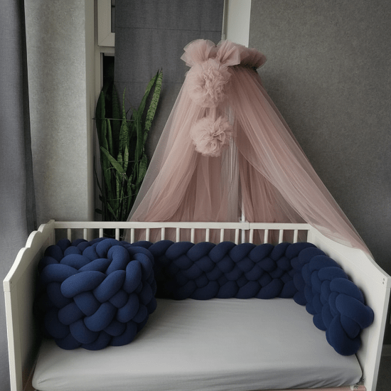 tresse de lit bebe avec Lit bébé avec tresse géante bleue et voile rose