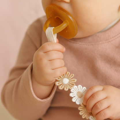 Mains bébé avec attache-sucette