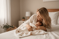 Maman allongée bébé couverture ourson lit