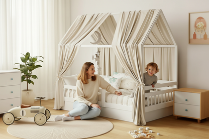 Maman assise tapis regarde enfant lit maison