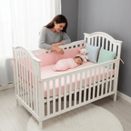 tour de lit bebe rose Maman avec bébé qui dort, toutou et coussins