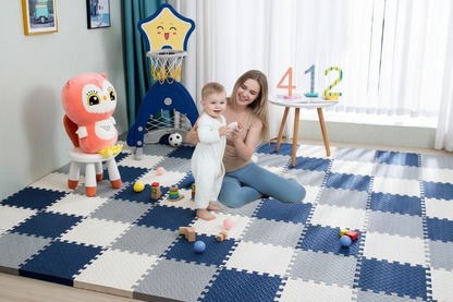 Maman bébé debout tapis marine gris balles