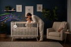 veilleuse bébé bruit blanc et Maman embrasse bébé lit chambre complète soir