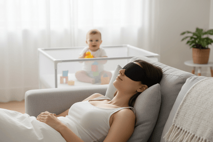 Masque de sommeil de Maman faisant une sieste avec bébé en sécurité dans le parc