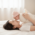 cocon emmaillotage
et sa Maman soulève bébé bonnet blanc