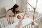 mobile bebe en bois Maman souriante bébé mobile ourson rose