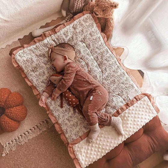 couverture enveloppante bébé et matelas lit bébé
petite filles qui sommeille