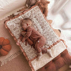 couverture enveloppante bébé et matelas lit bébé
petite filles qui sommeille