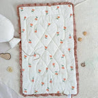 couverture enveloppante bébé et matelas lit bébé
petite fleurs rosee 