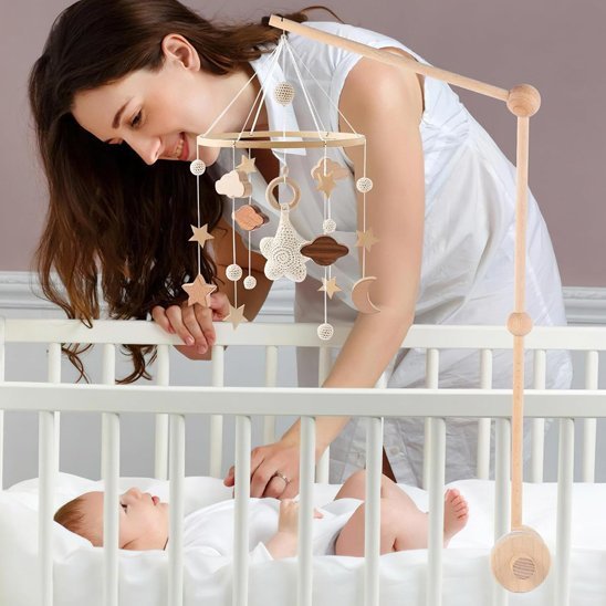 mobile en bois bebe avec sa maman 