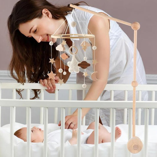 mobile en bois bebe avec sa maman 