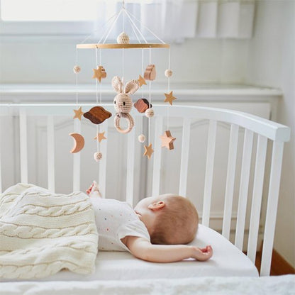mobile en bois bebe repos sur le dos 