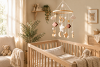 Mobile en bois dans une chambre bébé chaleureuse