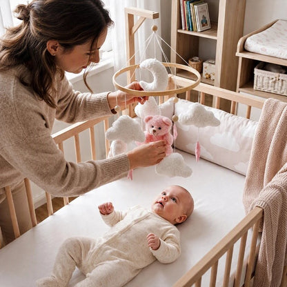 mobile bébé montessori un mobile bebe en bois avec bebe et maman Gros plan mobile et bébé souriant