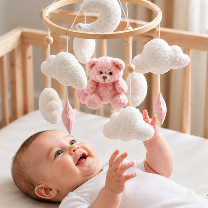mobile bébé montessori un mobile bebe en bois avec bebe qui sourit Gros plan mobile et bébé souriant qui lève les mains