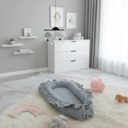 Nid gris dans une chambre moderne