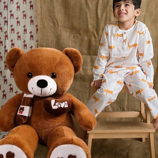 Ourson Peluche Gros Compagnon - Doudou Géant
ourson en peluche bruin et enfant 