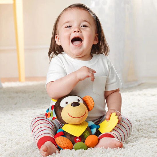 peluche musicale bebe
 d’un singe avec jouet de dentition et large sourire de bébé 
