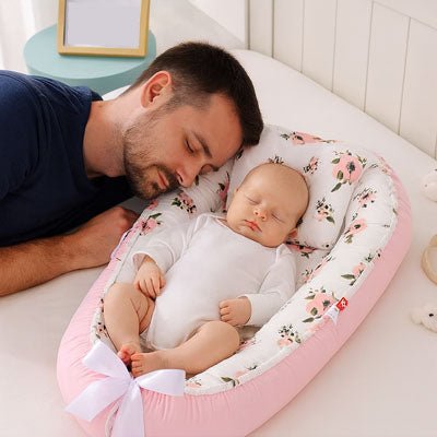 reducteur de lit cododo avec papa qui sommeil