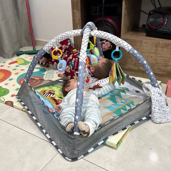 tapis d eveil
gris bebe sur le dos 