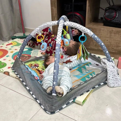 tapis d eveil
gris bebe sur le dos 