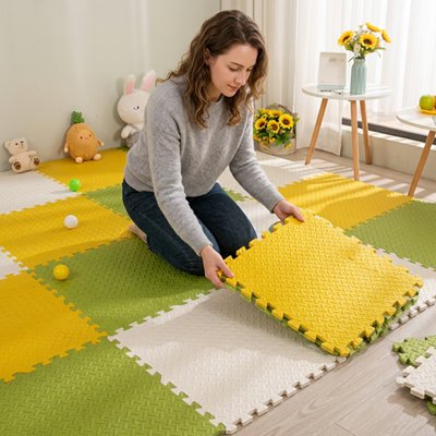tapis d'éveil bébé montessori maman assise qui place le tapis